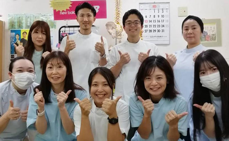 院長とスタッフの集合写真